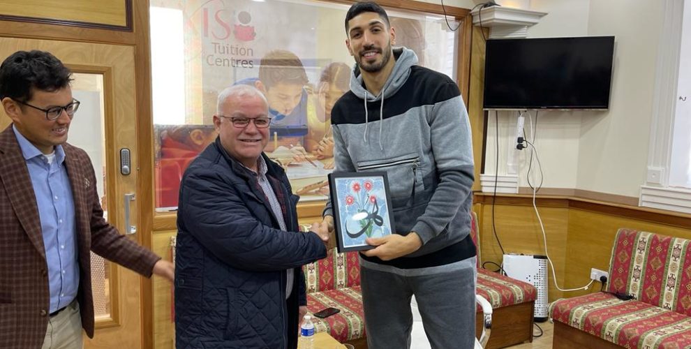 Enes Kanter receiving award